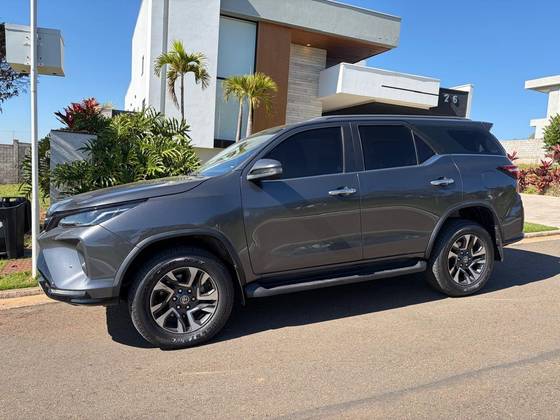 TOYOTA HILUX SW4 2.8 D-4D TURBO DIESEL SRX 7L 4X4 AUTOMÁTICO